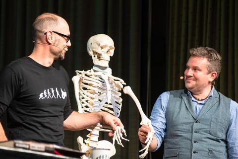 Volker Klüpfel (links) und Michael Kobr (rechts) erklären die bayerischen Fachbegriffe verschiedener Körperpartien. 
