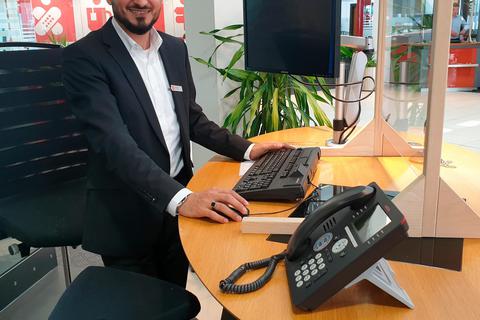 Er ist der erste Geflüchtete, der als Kundenberater bei der Sparkasse Marburg-Biedenkopf arbeitet: Abdelkarim Al Hassan.  Foto: Till Conrad 