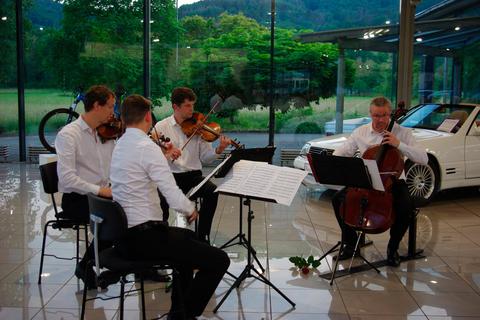 Das "Bennewitz Quartett" musiziert im ausverkauften Eckelshausener Glaspavillon Velte. Foto: Michael Arndt 