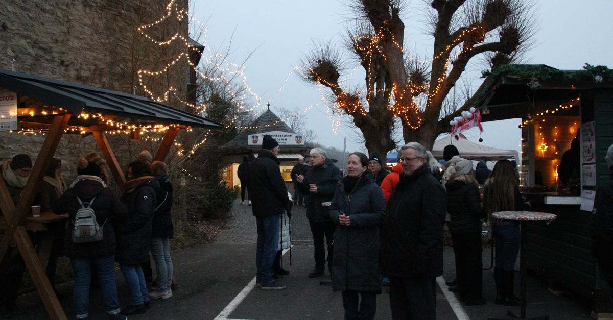 Stadt-Biedenkopf-veranstaltet-Weihnachtsmarkt-am-Schloss