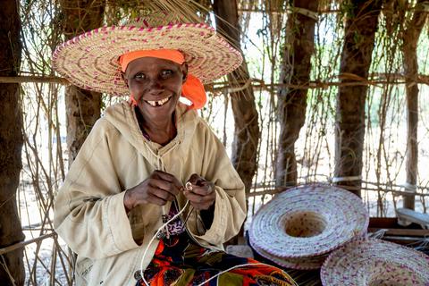 Hadija Kimati (70) aus Tansania kann nach der erfolgreichen Operation am Grauen Star wieder als Hutmacherin arbeiten und mit dem verdienten Geld ihre Familie versorgen.