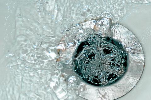 Die Gebühr für die Beseitigung von Schmutzwasser steigt in Biedenkopf: In diesem Jahr werden 3,06 Euro pro Kubikmeter fällig. 2020 waren es noch 2,99. Symbolfoto: Maclatz/pixelio.de 