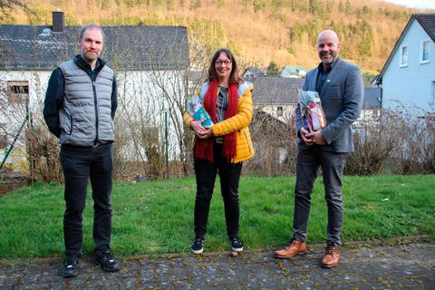 Michael Miss (v.l.) dankt den beiden ausscheidenden Mitgliedern Jutta Weber und Oliver Kirschneck, die dem Ortsbeirat zusammen 30 Jahre lang angehörten. Foto: Sascha Valentin 