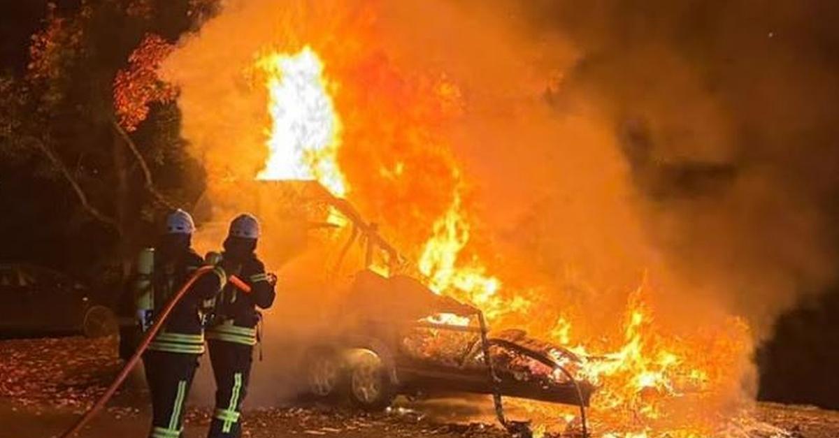 Wohnwagen in Vollbrand: Feuerwehr Biedenkopf löscht Feuer am Radeköppel