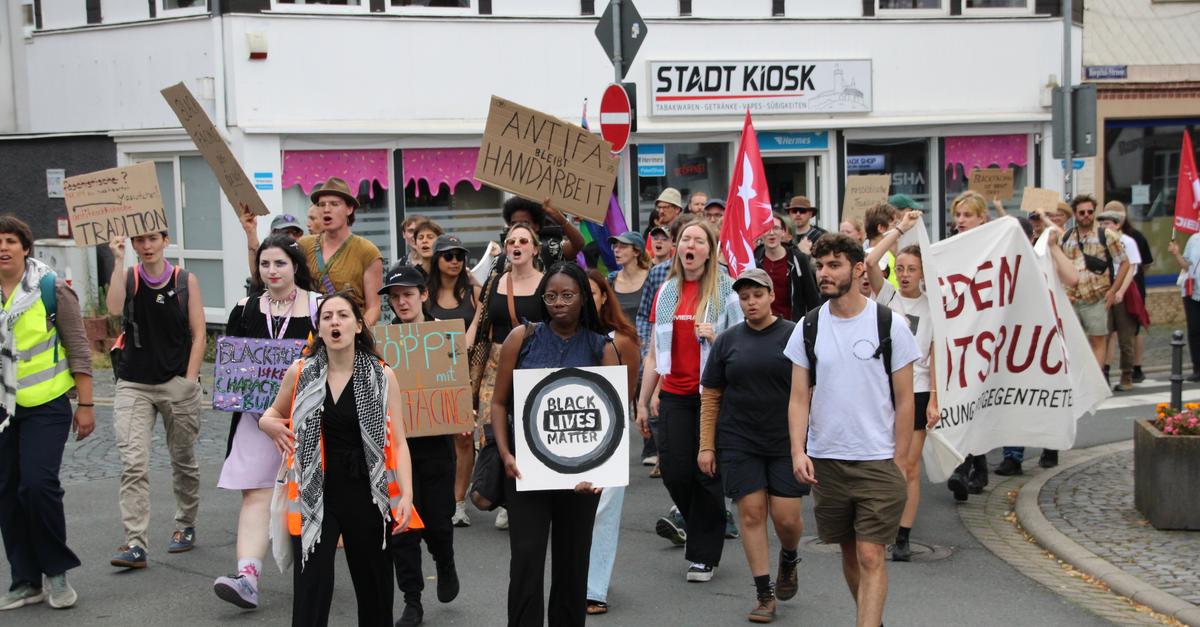 Rund-70-Personen-demonstrieren-gegen-Rassismus-in-Biedenkopf