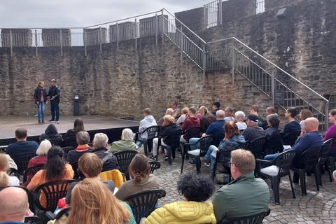Etwa 40 Besucher kamen zur Aufführung im Hof des Biedenkopfer Schlosses.