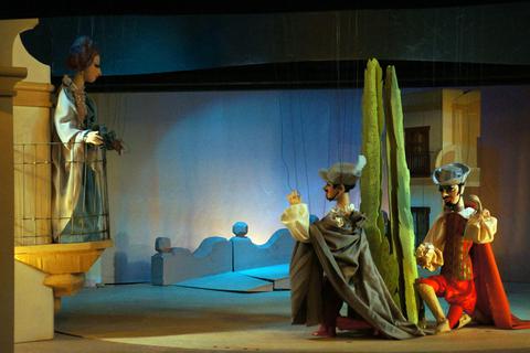 Das Marionettentheater Schartenhof bringt Ende Februar die berühmte Mozart-Oper "Don Giovanni" auf die Bühne. Die Marionetten - hier Donna Elvira, Leporello und Don Giovanni - hat die heimische Künstlerin Annemarie Gottfried, die 2022 verstorben ist, gestaltet.