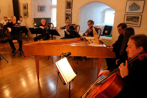 Das Ensemble "Arcato" lässt bei seinem Konzert im Schloss die Musik des Barocks lebendig werden und spielt Stücke von Purcell, Telemann und Händel. Foto: Sascha Valentin 