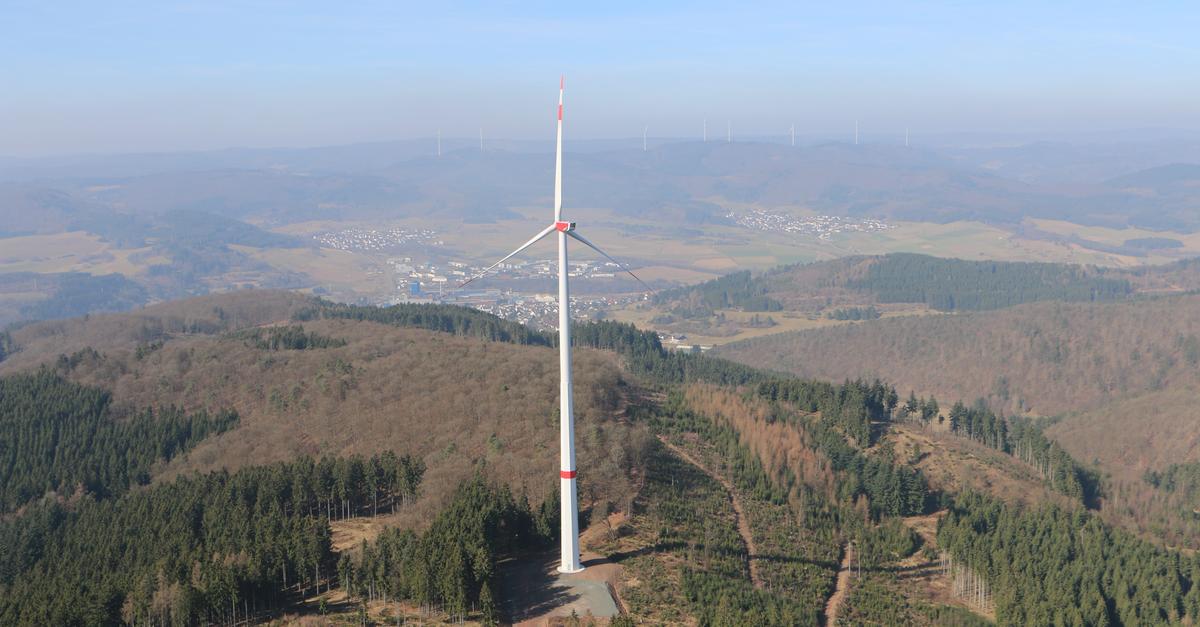 Repair work at the Schwarzenberg wind farm near Biedenkopf starts with a ...