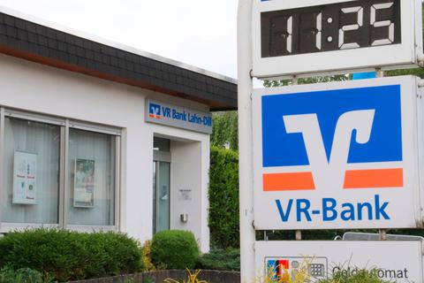 Die Filiale der VR Bank Lahn-Dill in Weidenhausen wird zum 1. Juli geschlossen - wie acht weitere Filialen im Geschäftsgebiet der genossenschaftlichen Bank. Der SB-Bereich mit Geldautomat soll in dem Gladenbacher Stadtteil aber über den 30. Juni 2021 hinaus im Ort erhalten bleiben.  Foto: Michael Tietz 