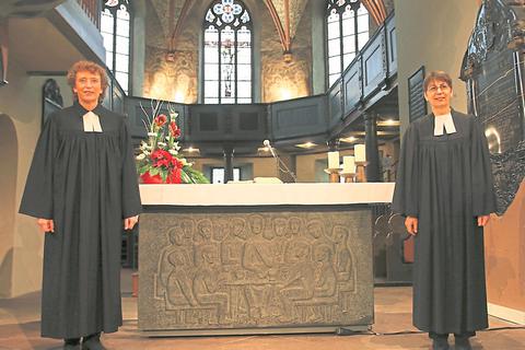 Amtswechsel in der Propstei Nord-Nassau in der Herborner Stadtkirche: Die jetzt ehemalige Pröpstin Annegret Puttkammer (links) gibt den Stab weiter an die künftige Pröpstin Sabine Bertram-Schäfer.  Foto: Frank Rademacher 