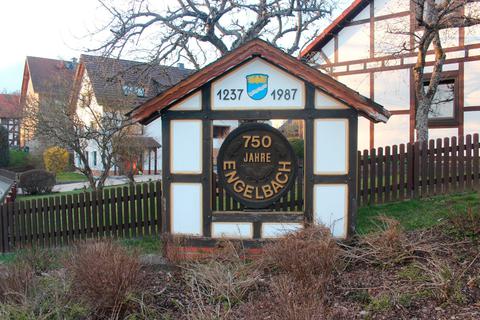Der Engelbacher Ortsbeirat würde gerne mit dem Heimatverein die Schilder, die an die 750-Jahr-Feier erinnern, überarbeiten.  Foto: Susan Abbe 