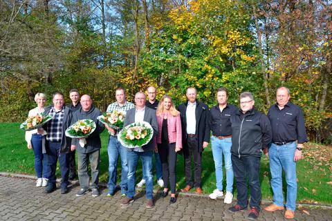 Vertreter der Geschäftsleitung, die Abteilungsleitungen und der Betriebsrat gratulieren den Jubilaren. © Krämer+Grebe