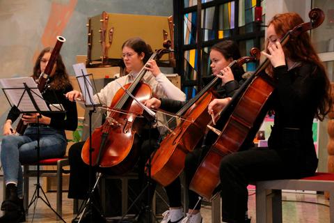 Ein Ensemble des Schulorchesters untermalt die Gedenkfeier mit der klassischen Klezmer-Musik der Juden. © Sascha Valentin