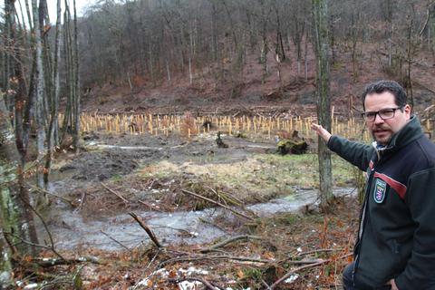 Der Biedenköpfer Forstamtsleiter Lars Wagner gibt einen Einblick in das Wassermanagement des heimisches Waldes. Mit Becken, Sickerteichen und Renaturierungsmaßnahmen wird versucht, das Wasser im Wald zu halten, anstatt es hinauszuleiten.