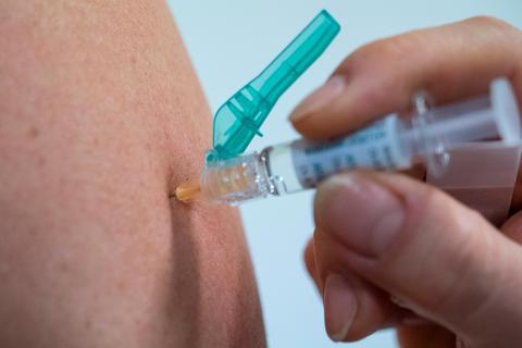 Ärzte raten gerade jetzt zu einer Grippe-Impfung: Geschwächte Abwehrkräfte können in der Corona-Pandemie die Gefahr einer Infektion erhöhen.  Symbolfoto: Sebastian/dpa 