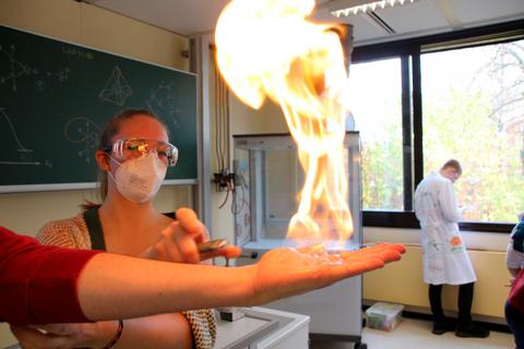 In den Chemieräumen konnten sich Wagemutige die eigene Hand in Flammen setzen lassen, ohne Brandwunden davonzutragen. © Sascha Valentin