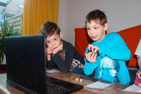 Kniffeln am Videotelefon funktioniert schon für Vorschulkinder prima: Janno und Jorik (beide sechs Jahre alt) verbringen so jeden Tag eine halbe Stunde oder mehr mit Oma und Opa.  Foto: Susan Abbe 