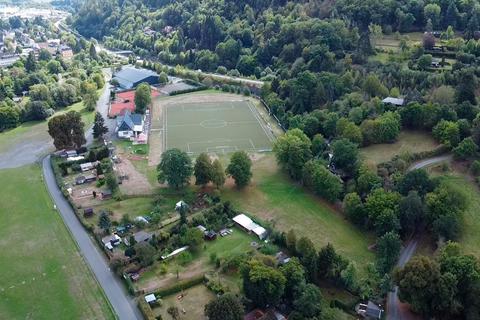Der VfL möchte auf einer Fläche neben dem Biedenkopfer Stadion mehrere Stellplätze für Wohnmobile anlegen.  Foto: Mark Adel 