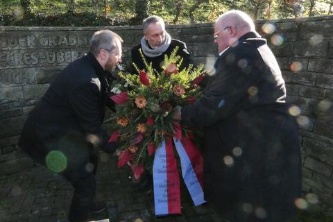 Joachim Thiemig, Heinz Olbert und Roland Petri legen am Ehrenmal einen Krank im Gedenken an die Opfer von Kriegen, Hass, Gewalt und Terror nieder.	Foto: Sascha Valentin