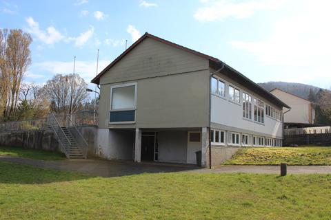 Der Kreis bemüht sich seit Ende 2021, die alte Schule in Engelbach zu verkaufen. Bisher aber ohne Erfolg.
