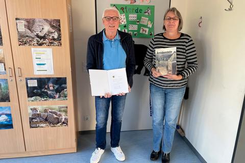 Der Breidensteiner Ortsbeirat schenkt jedem Kind in der ersten Klasse eine Chronik des Biedenkopfer Stadtteils. Ortsvorsteher Manfred Schmidt hat die Bücher an die Leiterin der Endenbergschule, Brigitte Berger-Lapp, übergeben. © Ortsbeirat Breidenstein
