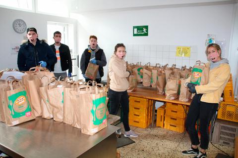 Die Mitglieder der Burschenschaft Balbach und die Balbinen haben den Tafel-Mitarbeitern die Arbeit abgenommen und Lebensmitteltüten ausgegeben. Foto: Sascha Valentin 