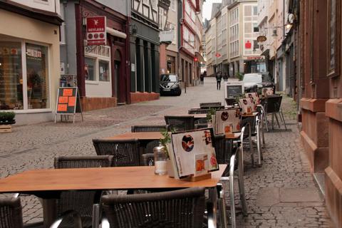 Marburgs Altstadt lebt vom Einzelhandel und den Gastronomiebetrieben. Die Verbote in der Corona-Krise sorgen seit Wochen für ausbleibende Kunden und erhebliche  Umsatzeinbußen in den Unternehmen.  Archivfoto: Heiko Krause 