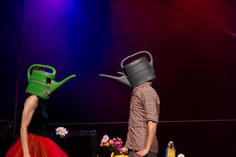 „Floristik Fantastik - Ein artistisches Road Musical“ ist in Frankenberg Open Air auf dem Burgberg zu erleben.  