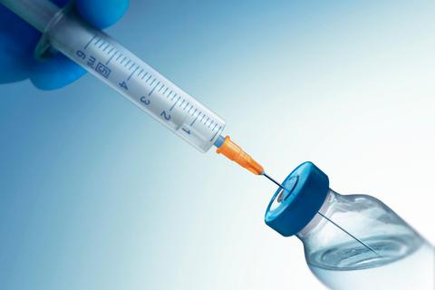 Damit es mit den Corona-Impfungen vorangeht, sollten Betriebsärzte so schnell wie möglich impfen dürfen, fordert die IHK Lahn-Dill. Die heimischen Unternehmen seien startklar.  Foto. dpa 