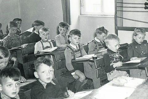 Schüler der ersten Klasse im Jahre 1953. Zusammenhalt wurde groß geschrieben. Musste einer nachsitzen, warteten die Freunde vor der Tür. Nach der Schule waren zuerst Hausaufgaben angesagt, vorher war ein Spielen mit den Freunden nicht möglich. Foto: Erich Frankenberg
