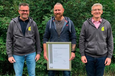 Arbeitsjubiläum beim Bauunternehmen Scheld (v.l.): Andreas Schwontkowski, Bereichsleiter im Hochbau, Jubilar Matthias Becker und Geschäftsführer Christoph Scheld.  Foto: Bauunternehmen Scheld 