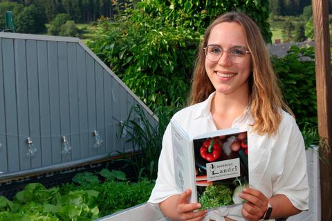 Die 20-jährige Madeline Rein kocht gerne und  stellt in ihrem Buch  Rezepte und Gartentipps vor.  Foto: Hartmut Bünger 