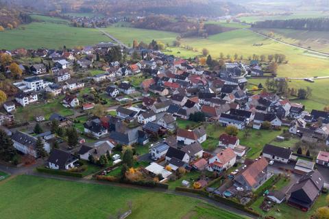 Zusätzliche Bauplätze in Achenbach und vielen anderen Dörfern sind wichtig, damit die Ortschaften nicht vergreisen und zu "Schlafdörfern" werden, wie es Ortsvorsteher Martin Beckmann formuliert. Allerdings gibt es häufig zu viele Baulücken. Das erschwert die Ausweisung neuer Baugebiete am Ortsrand. © Mark Adel