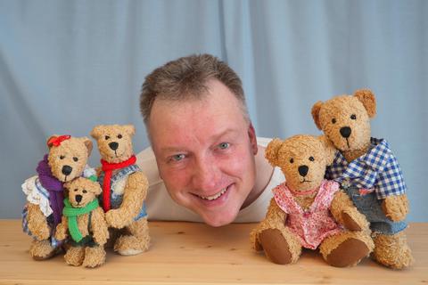 Der Autor und die Figuren: Siegfried Stoll inmitten der Bärenfamilie, die Hilde Betz aus Manderbach entworfen und genäht hat. Foto: Siegfried Stoll 
