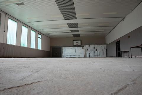 Im Breidenbacher Ortsteil Wiesenbach wird derzeit der Boden der Sporthalle erneuert.  Foto: Mark Adel 