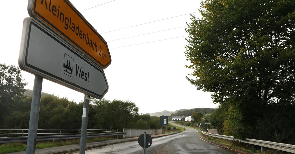 When will the cycle path from Breidenbach to Kleingladenbach be completed?