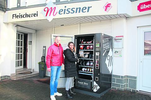 Georg und Sabrina Meissner haben sich entschieden, dass es nach der Schließung ihrer Traditionsmetzgerei zum Ende vergangenen Jahres doch weitergehen soll. Zunächst nur mit einem Selbstbedienungsautomaten, aber ab Februar auch wieder mit dem Ladengeschäft. 