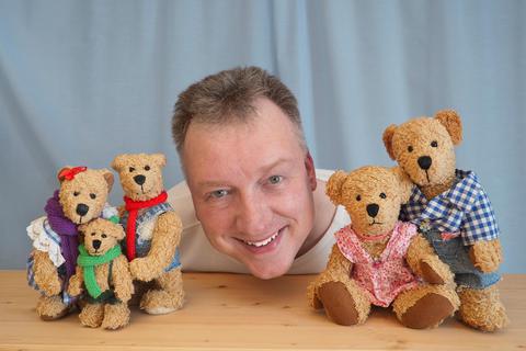 Siegfried Stoll hat ein zweites Bilderbuch mit seiner Teddybärenfamilie geschrieben.  Foto: Siegfried Stoll 