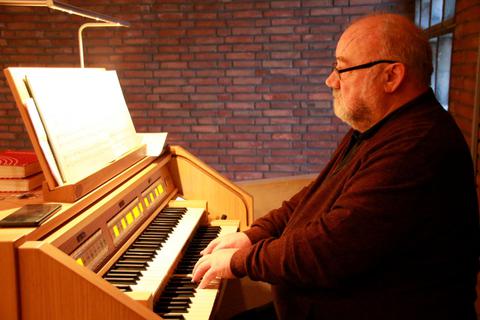 Manfred Weber spielt seit 50 Jahren im Gottesdienst die Orgel in Herzhausen. © Sascha Valentin
