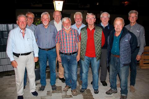 Gut gelaunt feiern die Mitglieder der Trimm-Dich-Gruppe ihren 50. Geburtstag in der Waldeslust in Dautphe. Foto: Sascha Valentin 