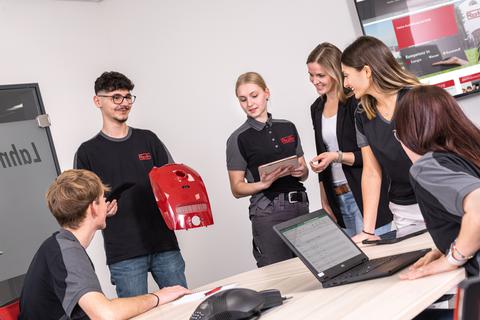 Beim Tag der Ausbildung am Freitag, 30. Juni, bieten die Unternehmen der Roth Industries Informationen und Tipps rund um den Einstieg ins Berufsleben. 