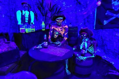 Diesmal neu in der Show: Die Skelette feiern das Piratenleben.  Foto: Bettina Staats