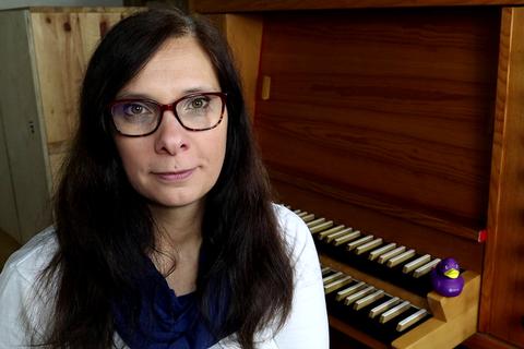 Von John Denver bis Iron Maiden: Dekanatskirchenmusikerin Rut Hilgenberg zeigt, dass die Orgel nicht nur klassisch kann. 
