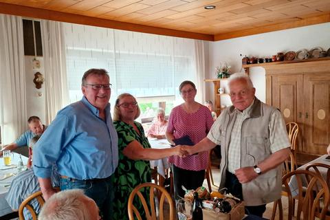 Hubert Dönges (v. l.), Vorsitzender der Ortsgruppe, Kassiererin Regina Bösser und Referentin Christiane Burk gratulieren Karl Schmidt. Herbert Bösser