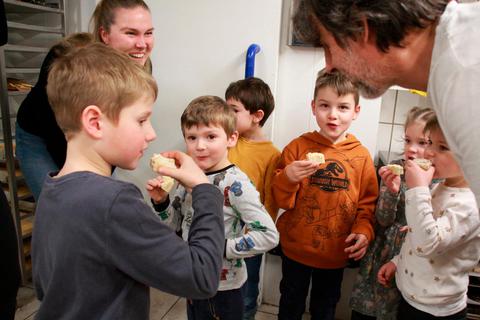 Da lassen sich die Kinder natürlich nicht zweimal bitten: Uli Leinweber spendiert den kleinen Naschkatzen ein Stückchen Streuselkuchen. © Sascha Valentin