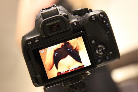Am Marburger Amtsgericht steht Aussage gegen Aussage. Ein Senior soll während eines Fotoshootings ungewollte Nacktbilder von einer Bekannten gemacht haben. Die Verhandlung ist nach dem ersten Tag unterbrochen worden und wird zu einem späteren Zeitpunkt fortgesetzt.