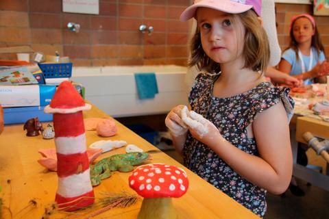 Finja lässt sich von den Mustern auf dem Tisch inspirieren, was sie als Nächstes modellieren will. Foto: Sascha Valentin 