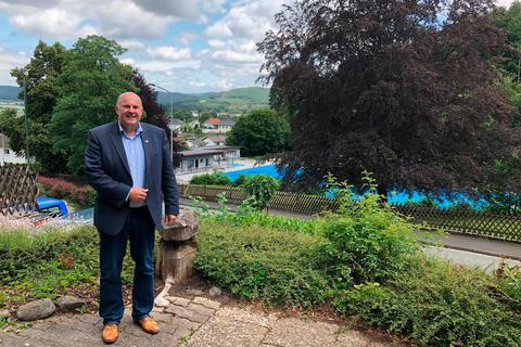 Das Waldschwimmbad im Rücken: Seiner Gemeinde Dautphetal, vor allem seinem Wohnort Holzhausen, bleibt Horst Falk auch bei der politischen Arbeit im Landtag verbunden.  Foto: Markus Engelhardt 