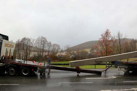 Zwischen Dautphe und Mornshausen ist ein Lastwagen unter der Last eines Betonträgers zusammengebrochen. Foto: Sascha Valentin 